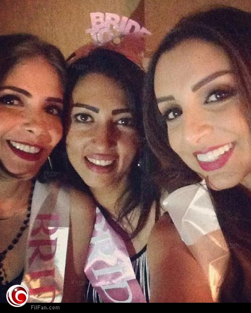 أنغام مع منى زكي في حفل الزفاف